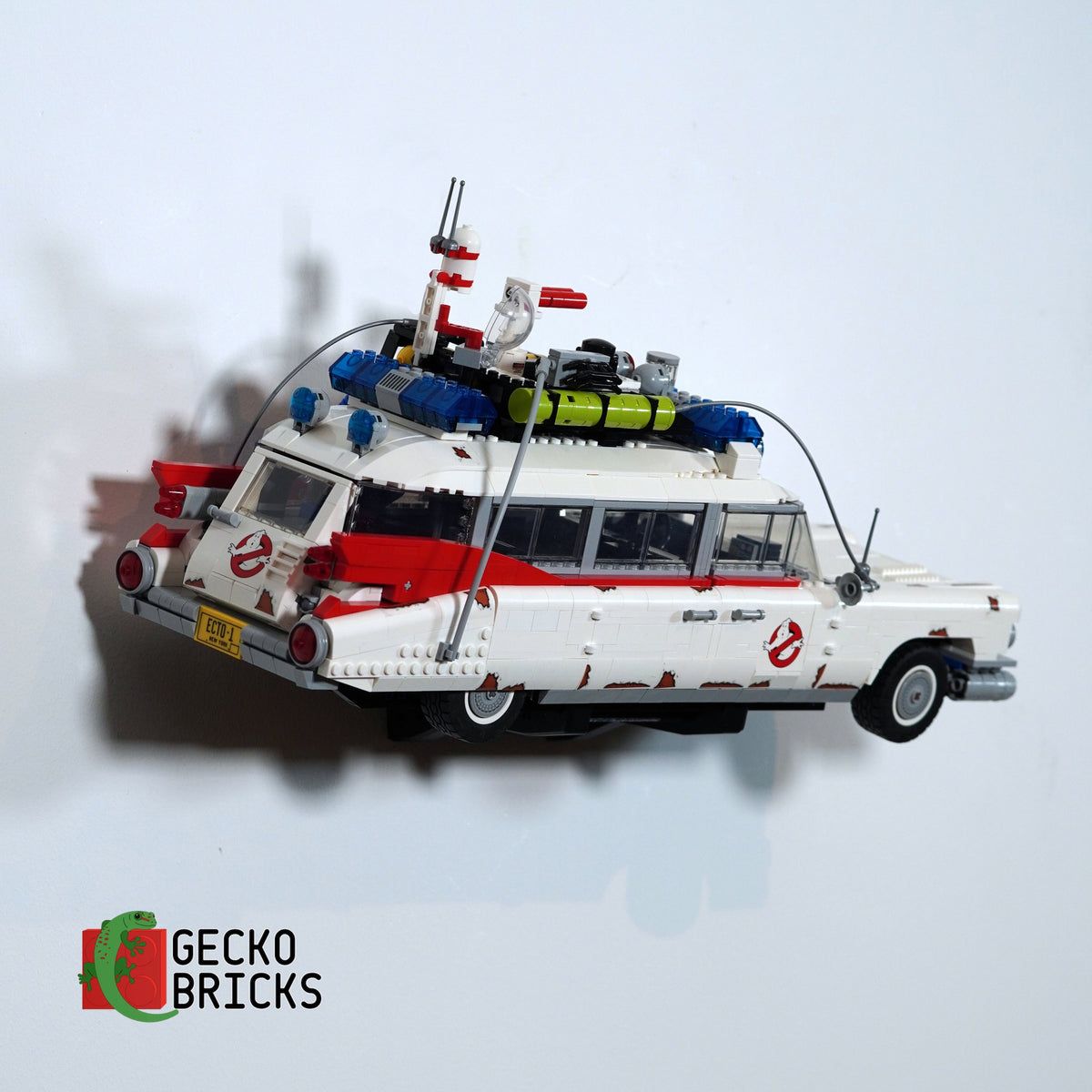 LEGO® Icons Ghostbusters ECTO-1 10274 zwevend aan de muur met premium wandbeugel - aanzicht 4