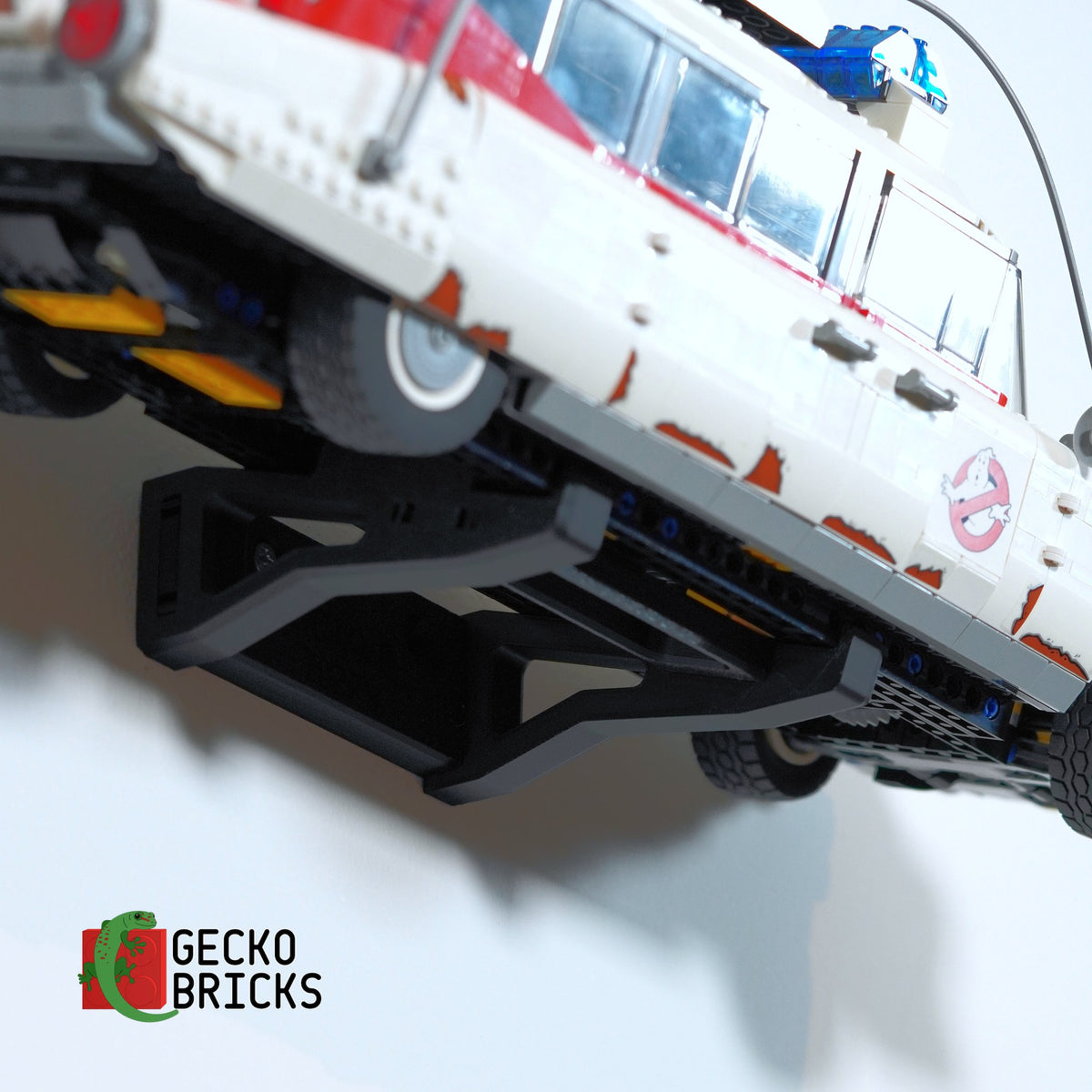 LEGO® Icons Ghostbusters ECTO-1 10274 zwevend aan de muur met premium wandbeugel - aanzicht 5