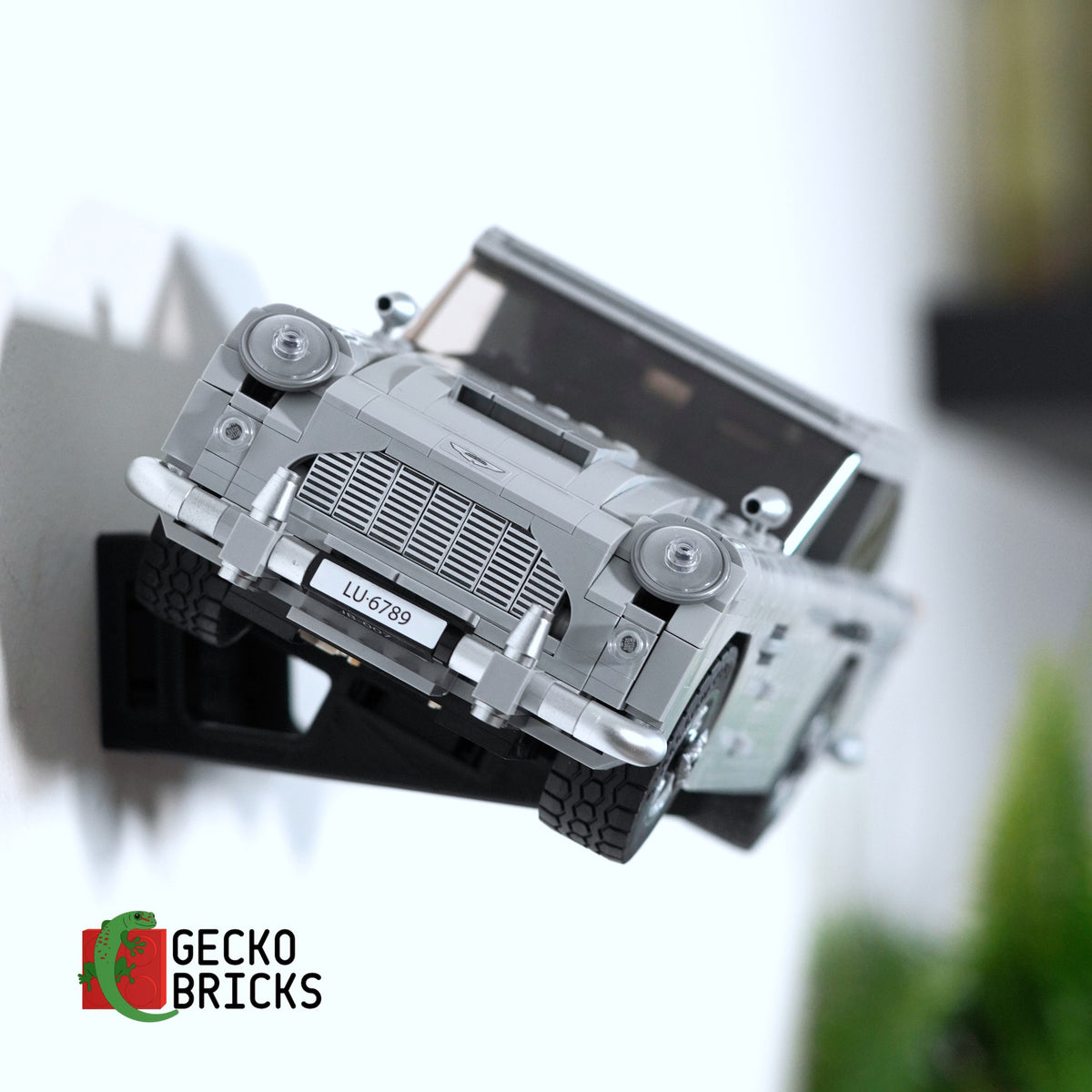 LEGO® Icons James Bond Aston Martin DB5 10262 aan de muur met premium wandbeugel - vooraanzicht