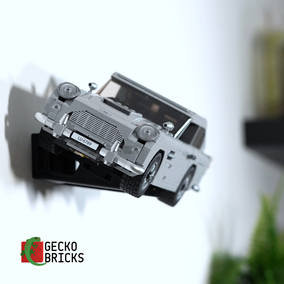 LEGO® Icons James Bond Aston Martin DB5 10262 zwevend aan de muur met premium wandbeugel - aanzicht 2