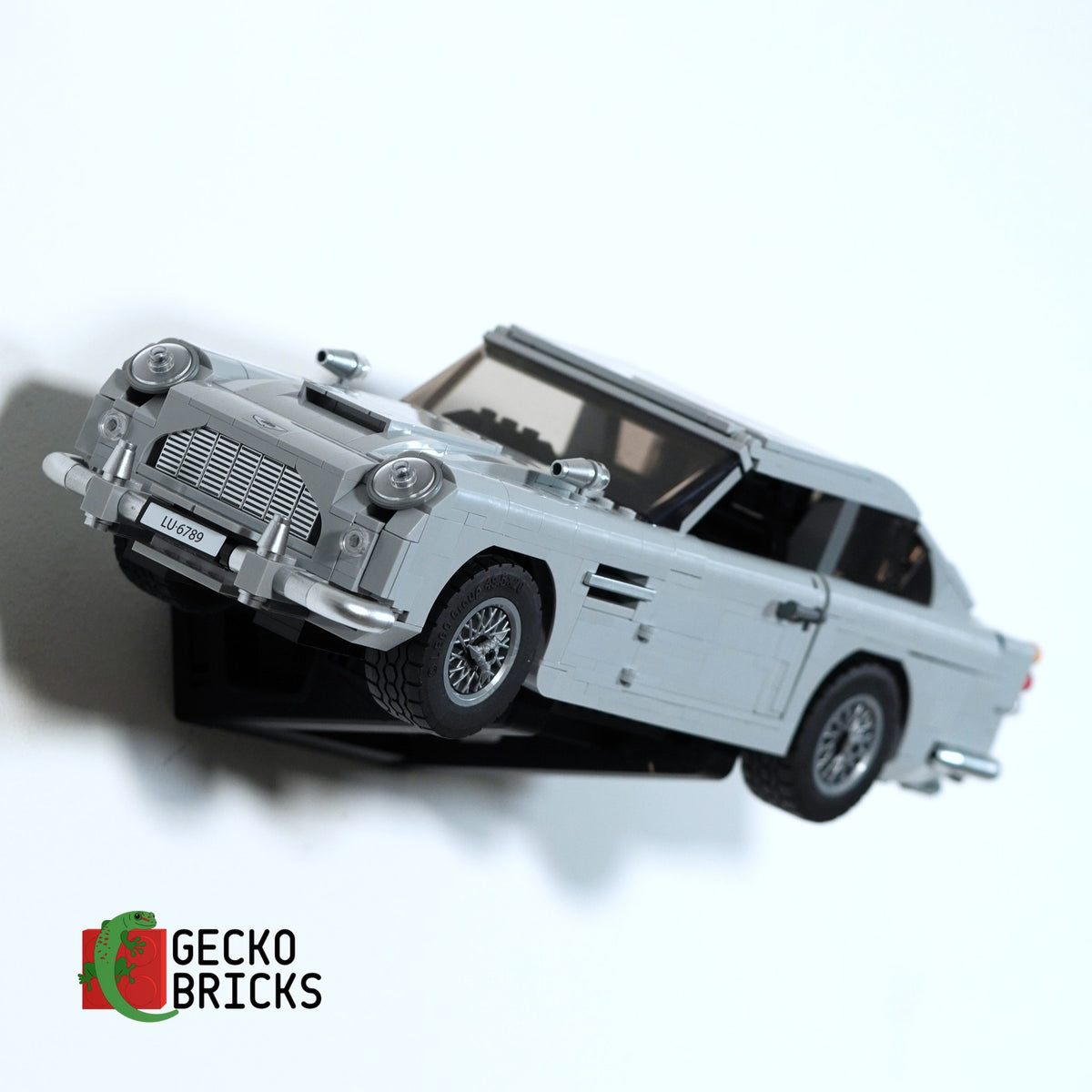 LEGO® Icons James Bond Aston Martin DB5 10262 zwevend aan de muur met premium wandbeugel - aanzicht 3