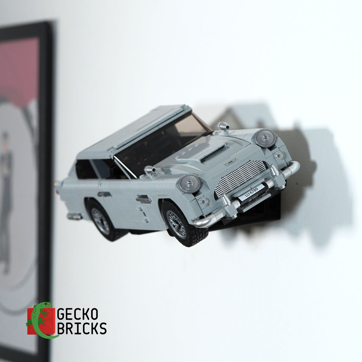 LEGO® Icons James Bond Aston Martin DB5 10262 zwevend aan de muur met premium wandbeugel - aanzicht 4