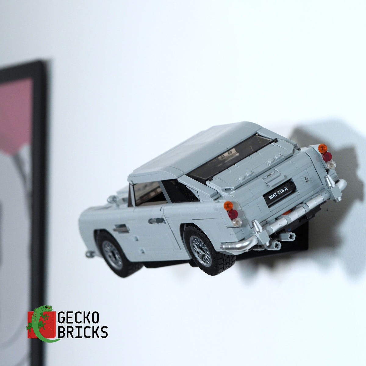 LEGO® Icons James Bond Aston Martin DB5 10262 zwevend aan de muur met premium wandbeugel - aanzicht 5