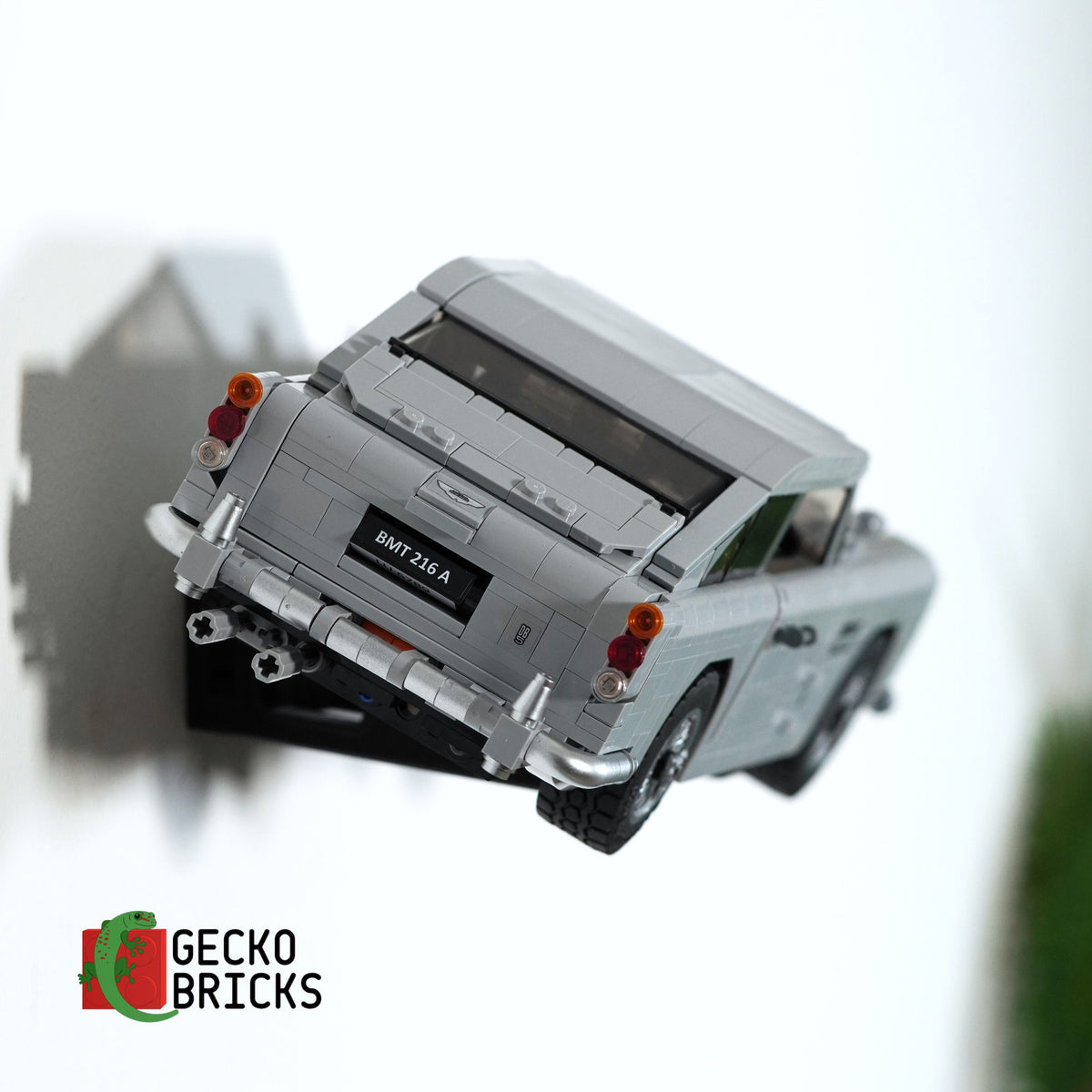 LEGO® Icons James Bond Aston Martin DB5 10262 zwevend aan de muur met premium wandbeugel - aanzicht 6