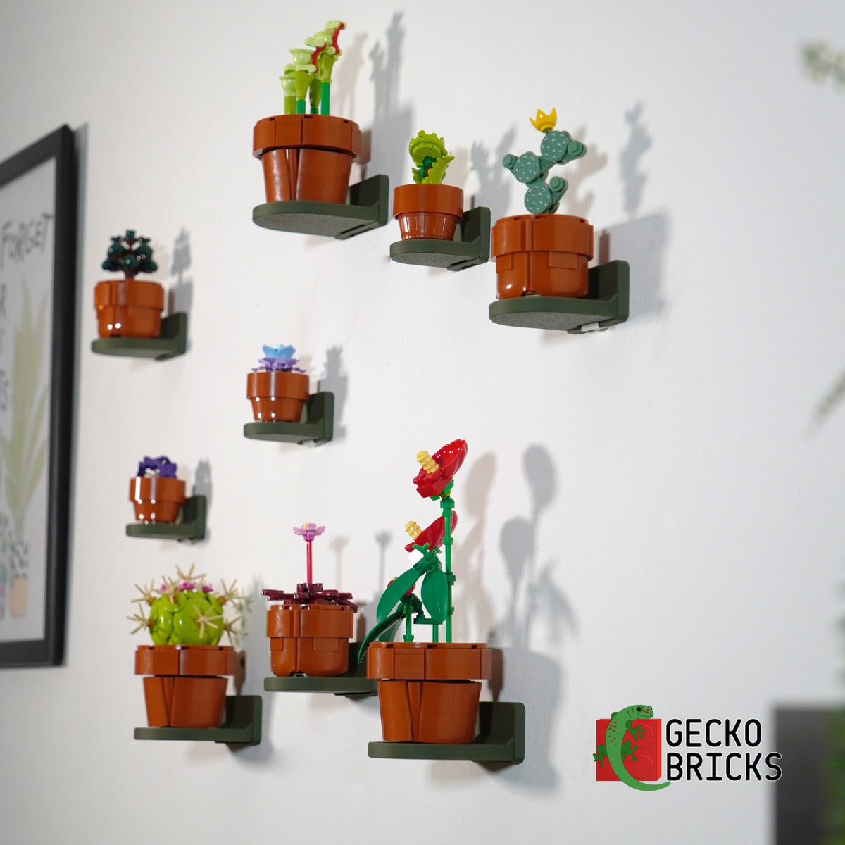 LEGO® Icons Kleine Plantjes 10329 aan de muur met premium wandbeugel - vooraanzicht