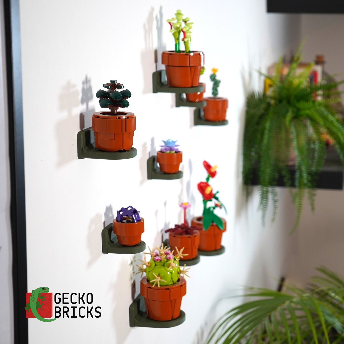 LEGO® Icons Kleine Plantjes 10329 zwevend aan de muur met premium wandbeugel - aanzicht 2