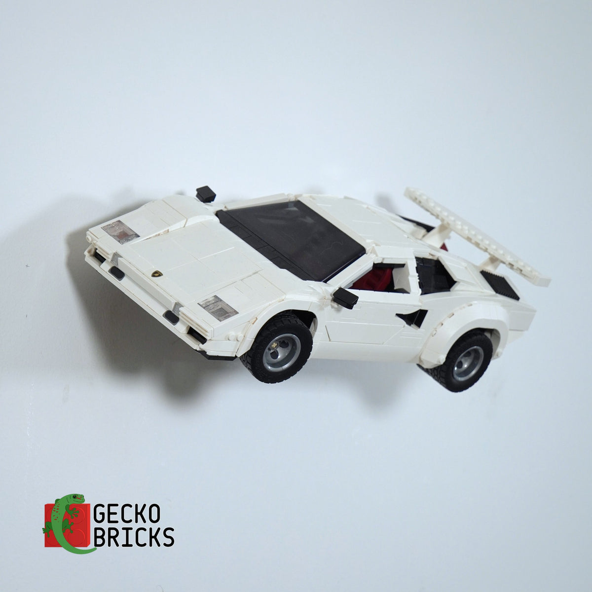 LEGO® Icons Lamborghini Countach 5000 Quattrovalvole 10337 aan de muur met premium wandbeugel - vooraanzicht