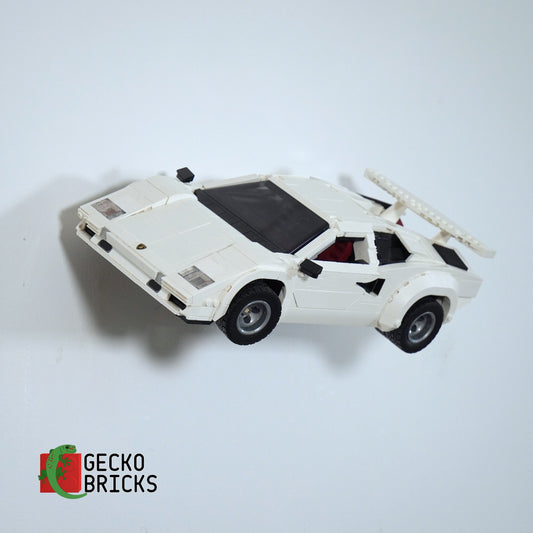 LEGO® Icons Lamborghini Countach 5000 Quattrovalvole 10337 aan de muur met premium wandbeugel - vooraanzicht