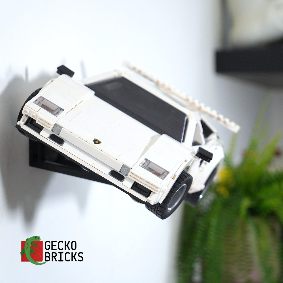 LEGO® Icons Lamborghini Countach 5000 Quattrovalvole 10337 zwevend aan de muur met premium wandbeugel - aanzicht 2