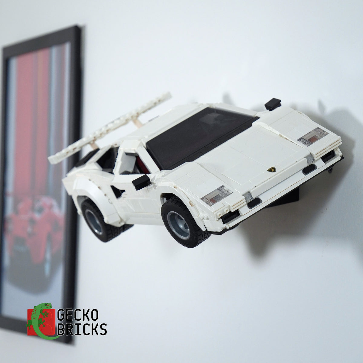 LEGO® Icons Lamborghini Countach 5000 Quattrovalvole 10337 zwevend aan de muur met premium wandbeugel - aanzicht 3