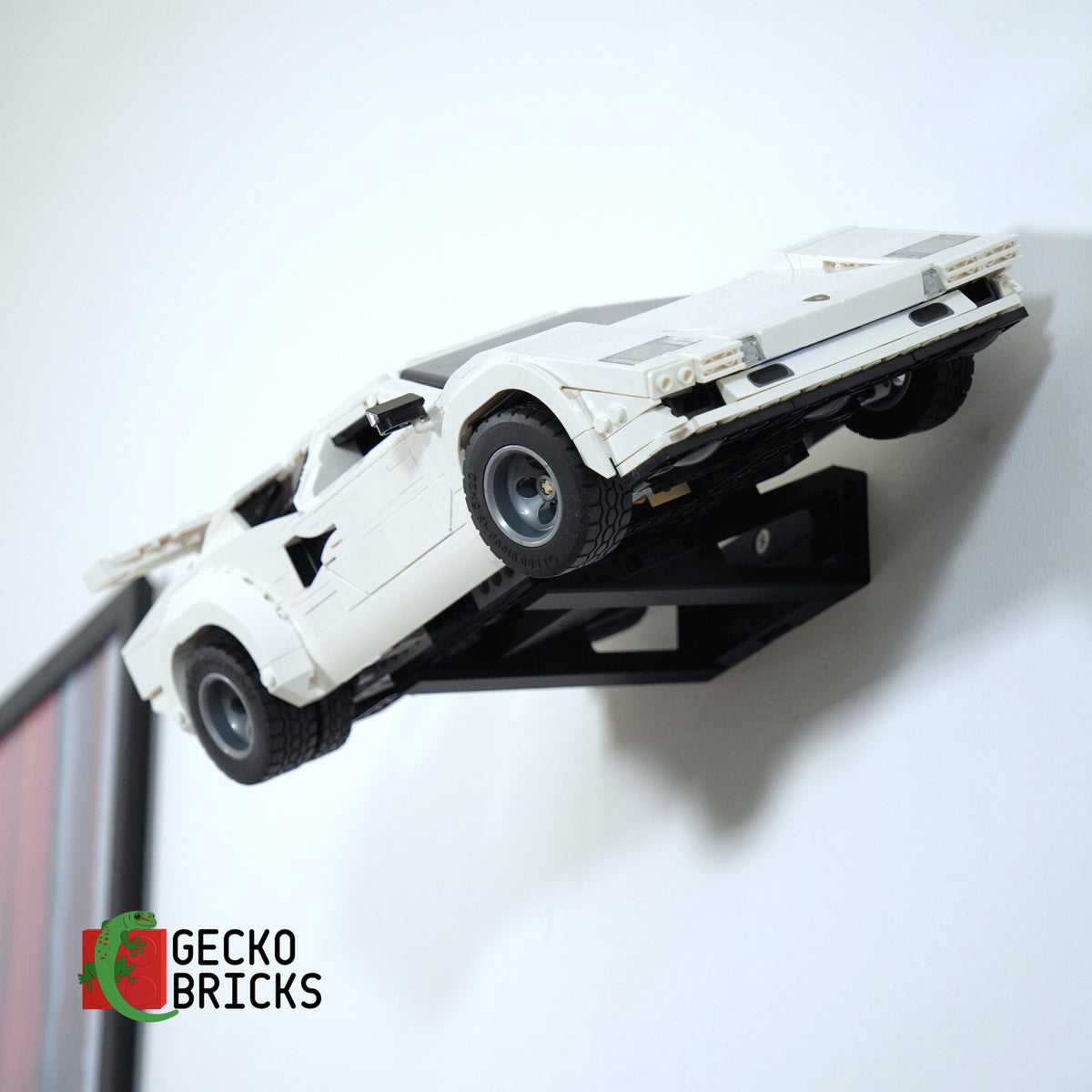 LEGO® Icons Lamborghini Countach 5000 Quattrovalvole 10337 zwevend aan de muur met premium wandbeugel - aanzicht 4