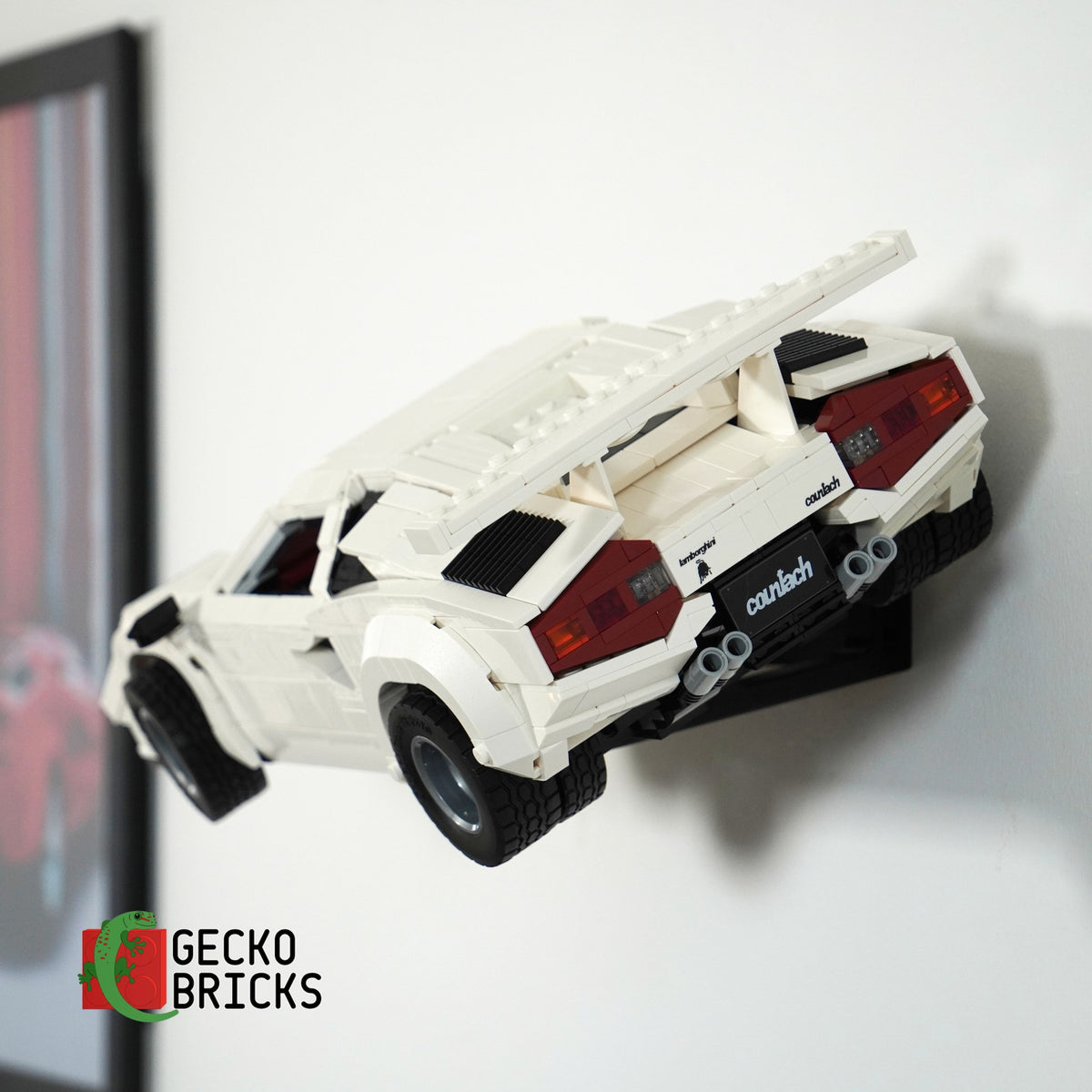 LEGO® Icons Lamborghini Countach 5000 Quattrovalvole 10337 zwevend aan de muur met premium wandbeugel - aanzicht 5