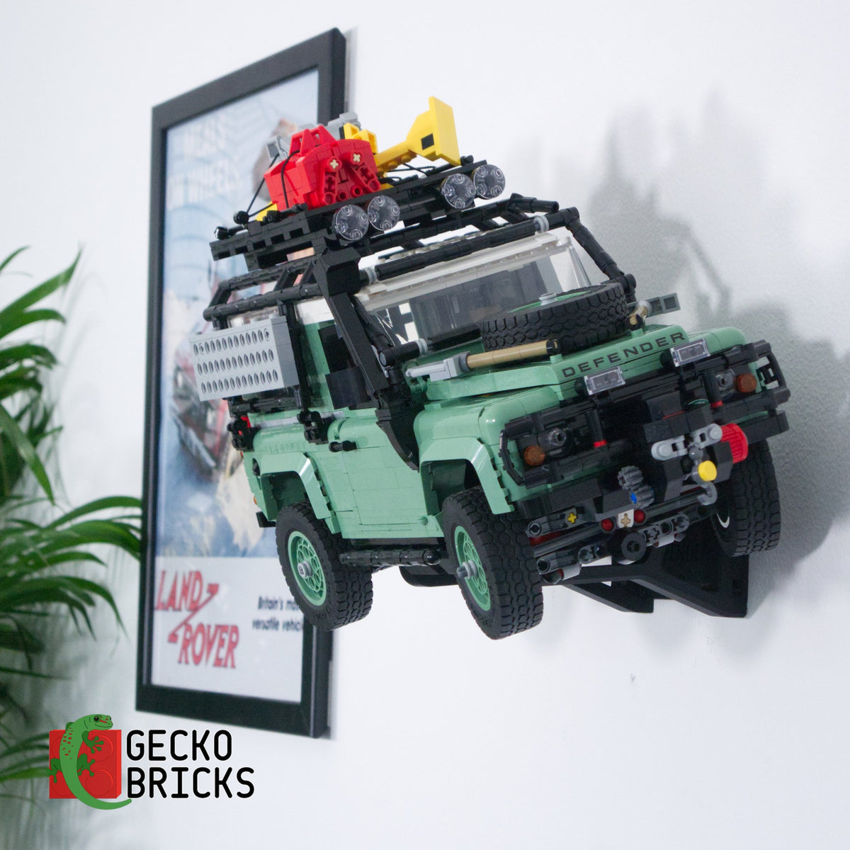 LEGO® Icons Land Rover Classic Defender 90 10317 zwevend aan de muur met premium wandbeugel - aanzicht 2