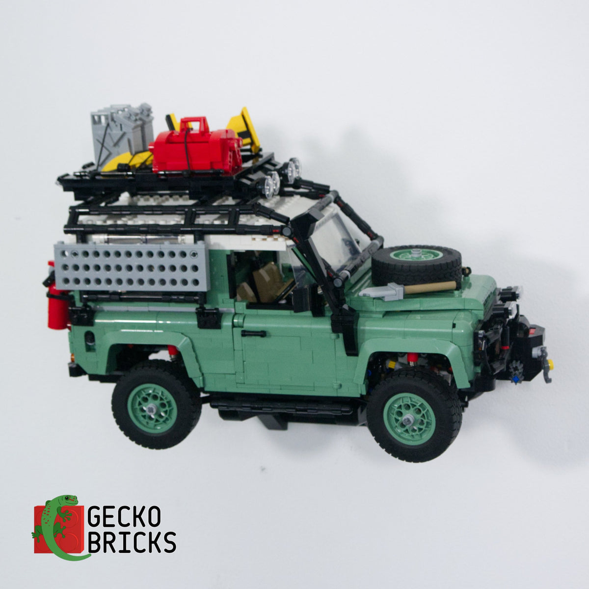 LEGO® Icons Land Rover Classic Defender 90 10317 zwevend aan de muur met premium wandbeugel - aanzicht 3