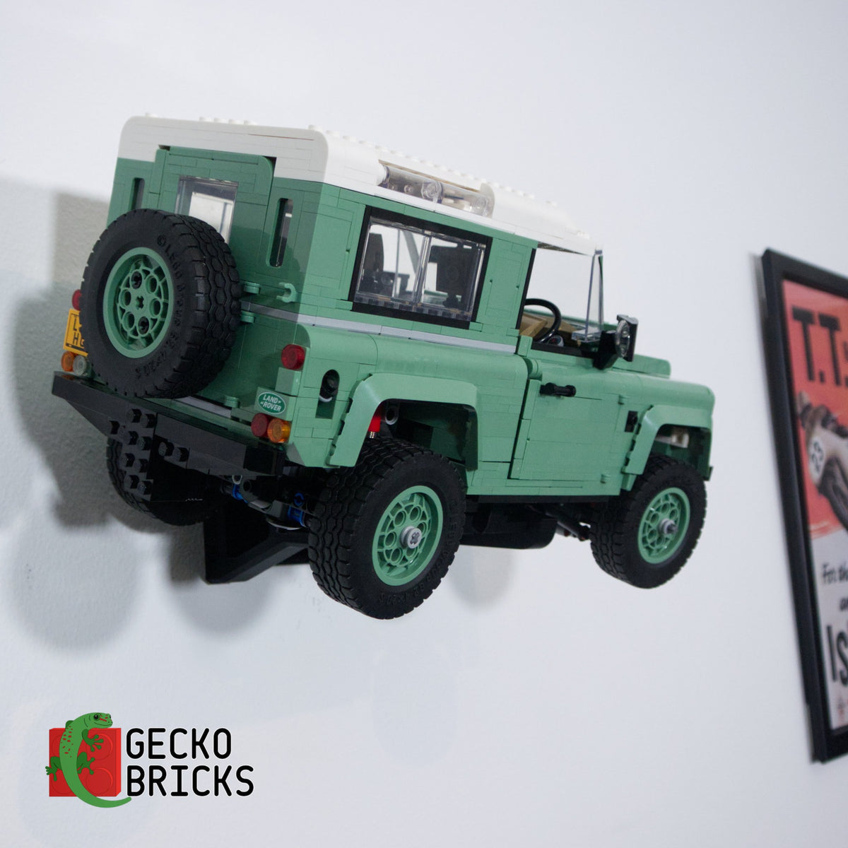 LEGO® Icons Land Rover Classic Defender 90 10317 zwevend aan de muur met premium wandbeugel - aanzicht 4