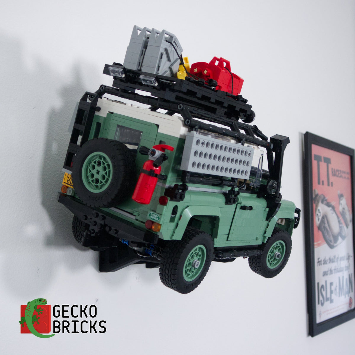 LEGO® Icons Land Rover Classic Defender 90 10317 zwevend aan de muur met premium wandbeugel - aanzicht 5