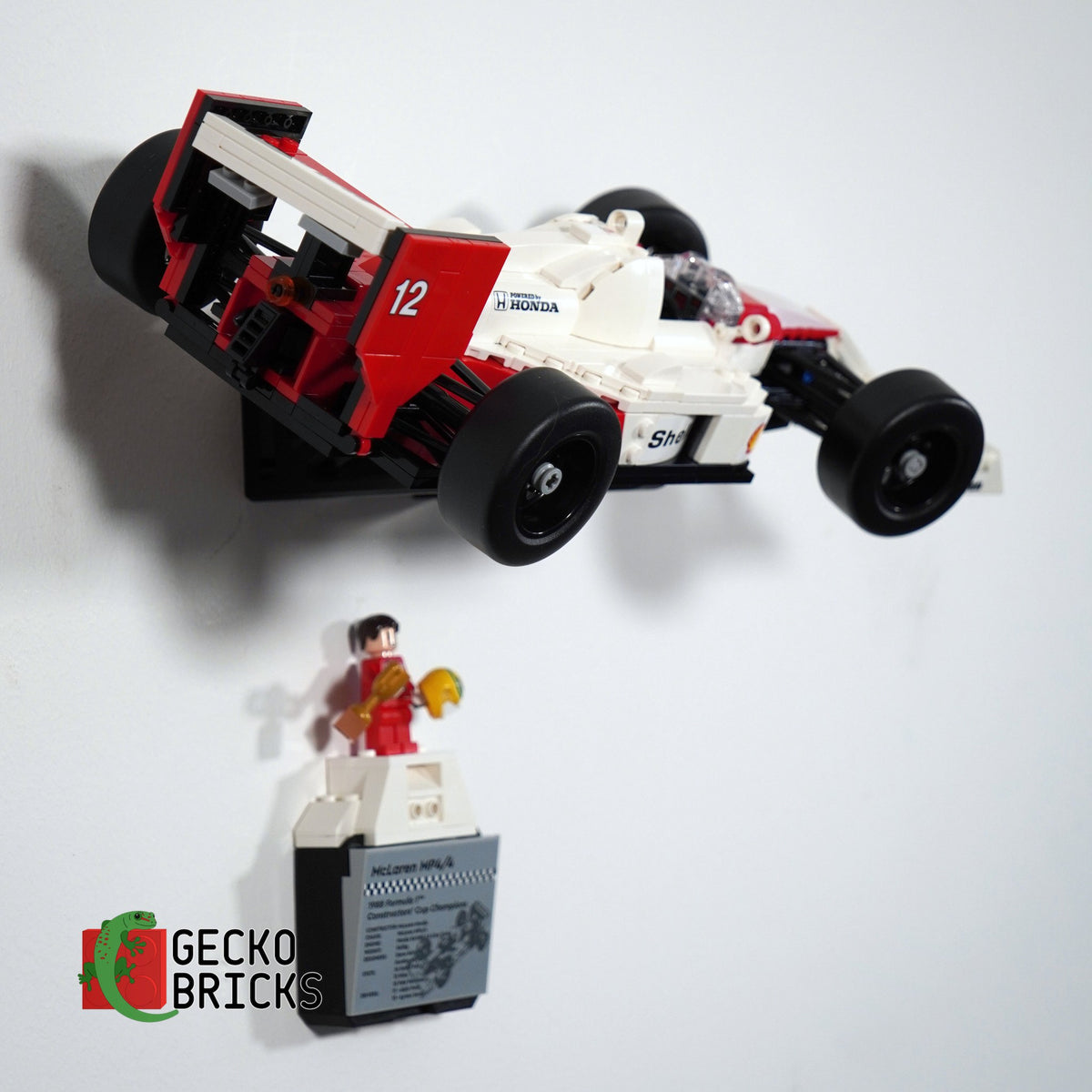 LEGO® Icons McLaren MP4/4 & Ayrton Senna 10330 aan de muur met premium wandbeugel - vooraanzicht