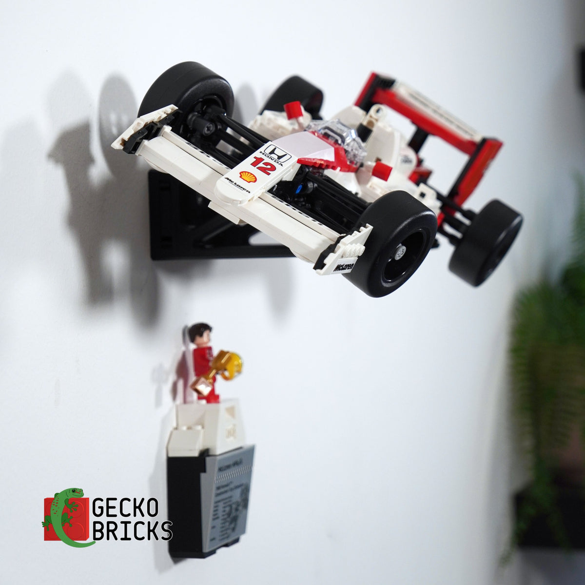 LEGO® Icons McLaren MP4/4 & Ayrton Senna 10330 zwevend aan de muur met premium wandbeugel - aanzicht 3