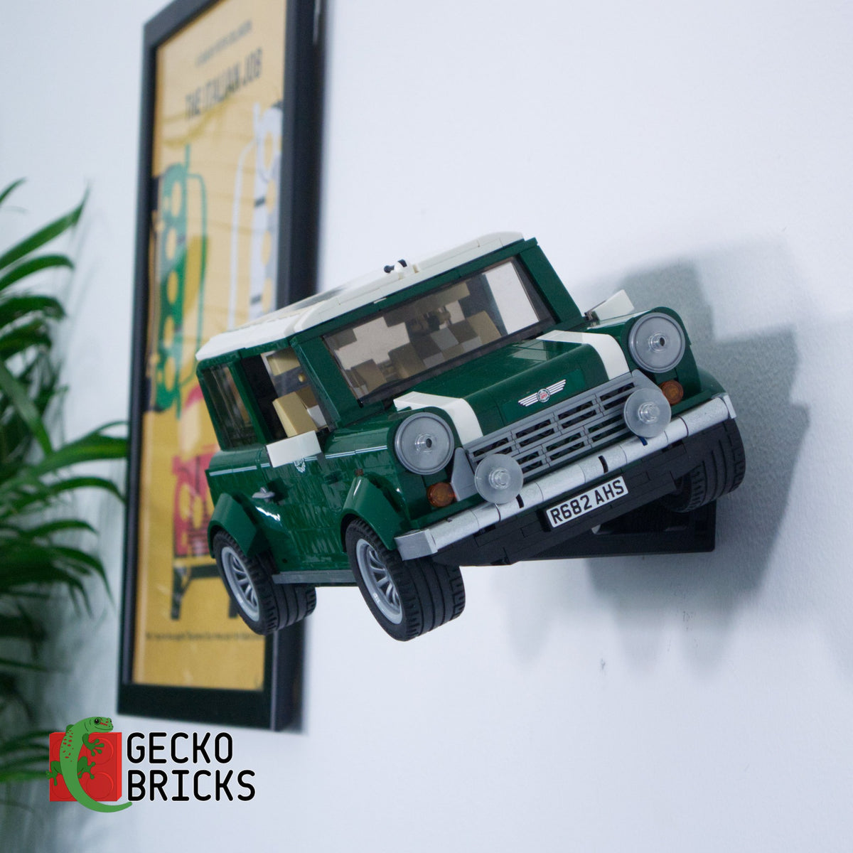 LEGO® Icons MINI Cooper 10242 aan de muur met premium wandbeugel - vooraanzicht