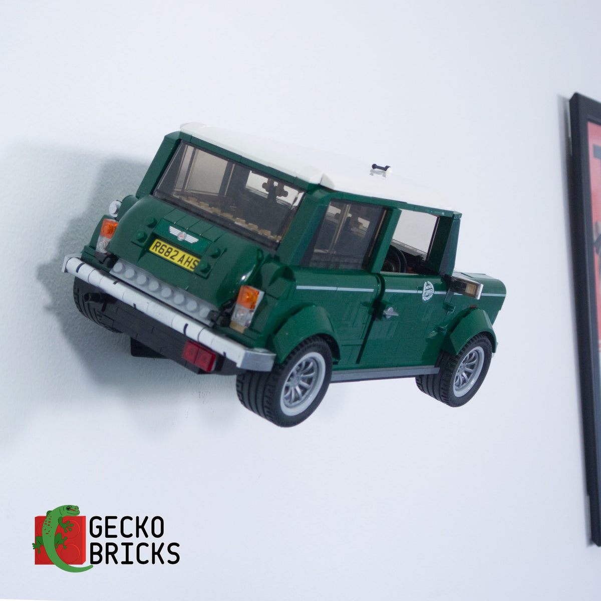 LEGO® Icons MINI Cooper 10242 zwevend aan de muur met premium wandbeugel - aanzicht 3