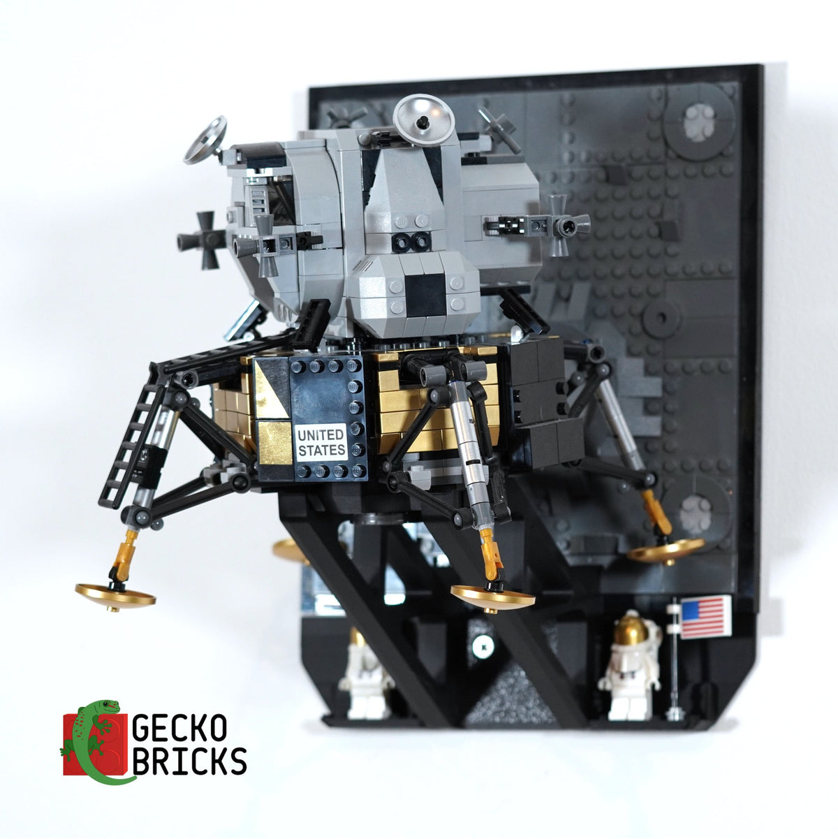 LEGO® Icons NASA Apollo 11 Maanlander 10266 aan de muur met premium wandbeugel - vooraanzicht