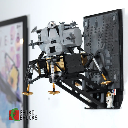 LEGO® Icons NASA Apollo 11 Maanlander 10266 zwevend aan de muur met premium wandbeugel - aanzicht 2