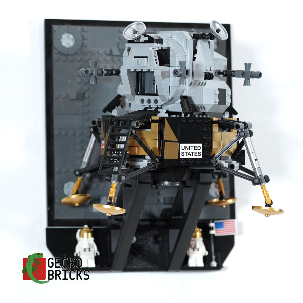 LEGO® Icons NASA Apollo 11 Maanlander 10266 zwevend aan de muur met premium wandbeugel - aanzicht 3