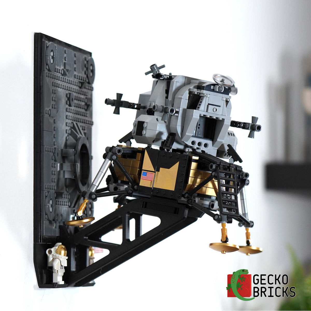 LEGO® Icons NASA Apollo 11 Maanlander 10266 zwevend aan de muur met premium wandbeugel - aanzicht 4