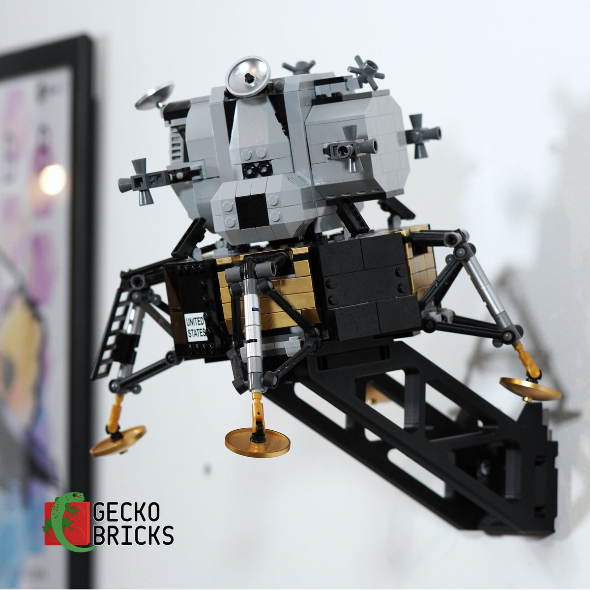 LEGO® Icons NASA Apollo 11 Maanlander 10266 zwevend aan de muur met premium wandbeugel - aanzicht 5