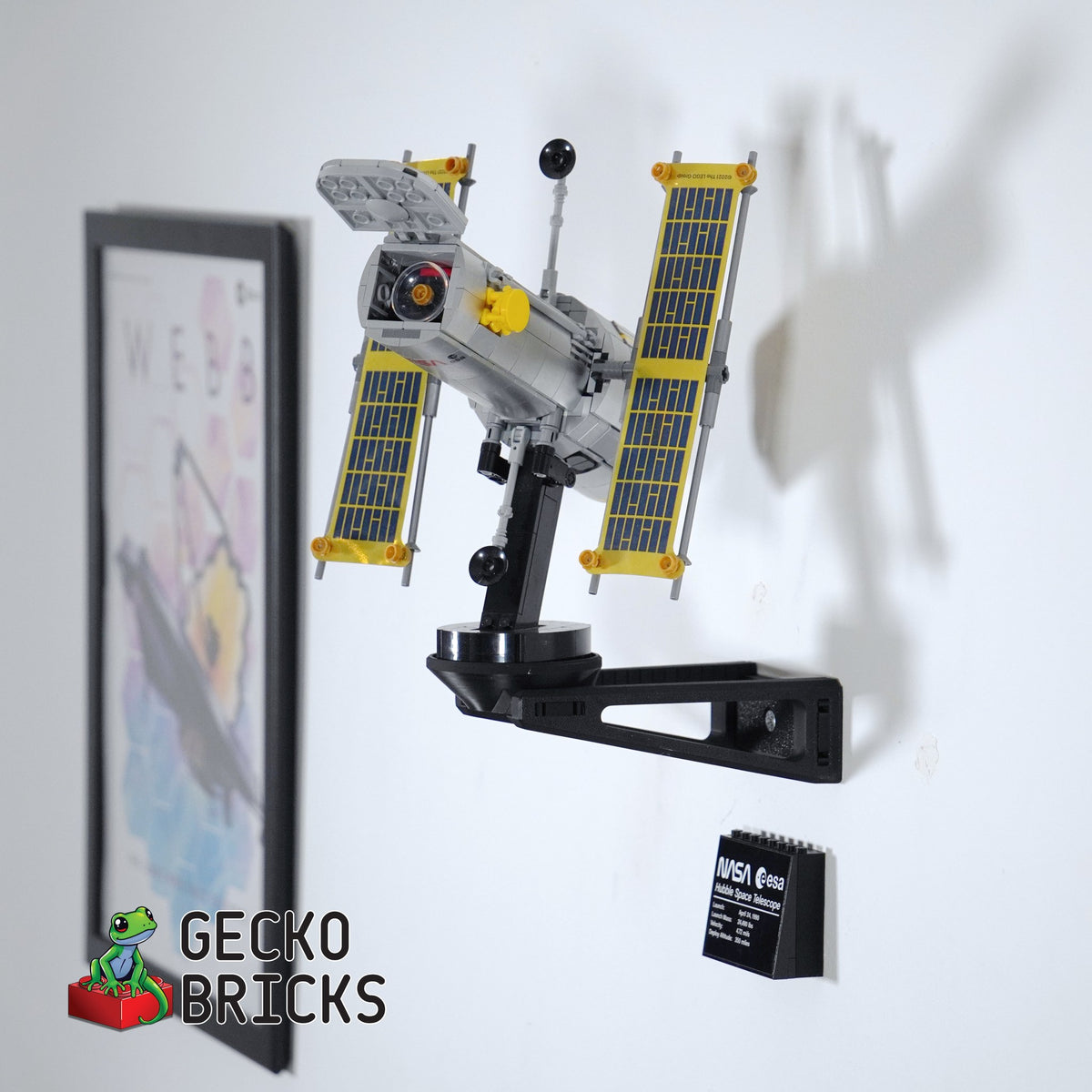 LEGO® Icons NASA Hubble Ruimtetelescoop 10283 aan de muur met premium wandbeugel - vooraanzicht