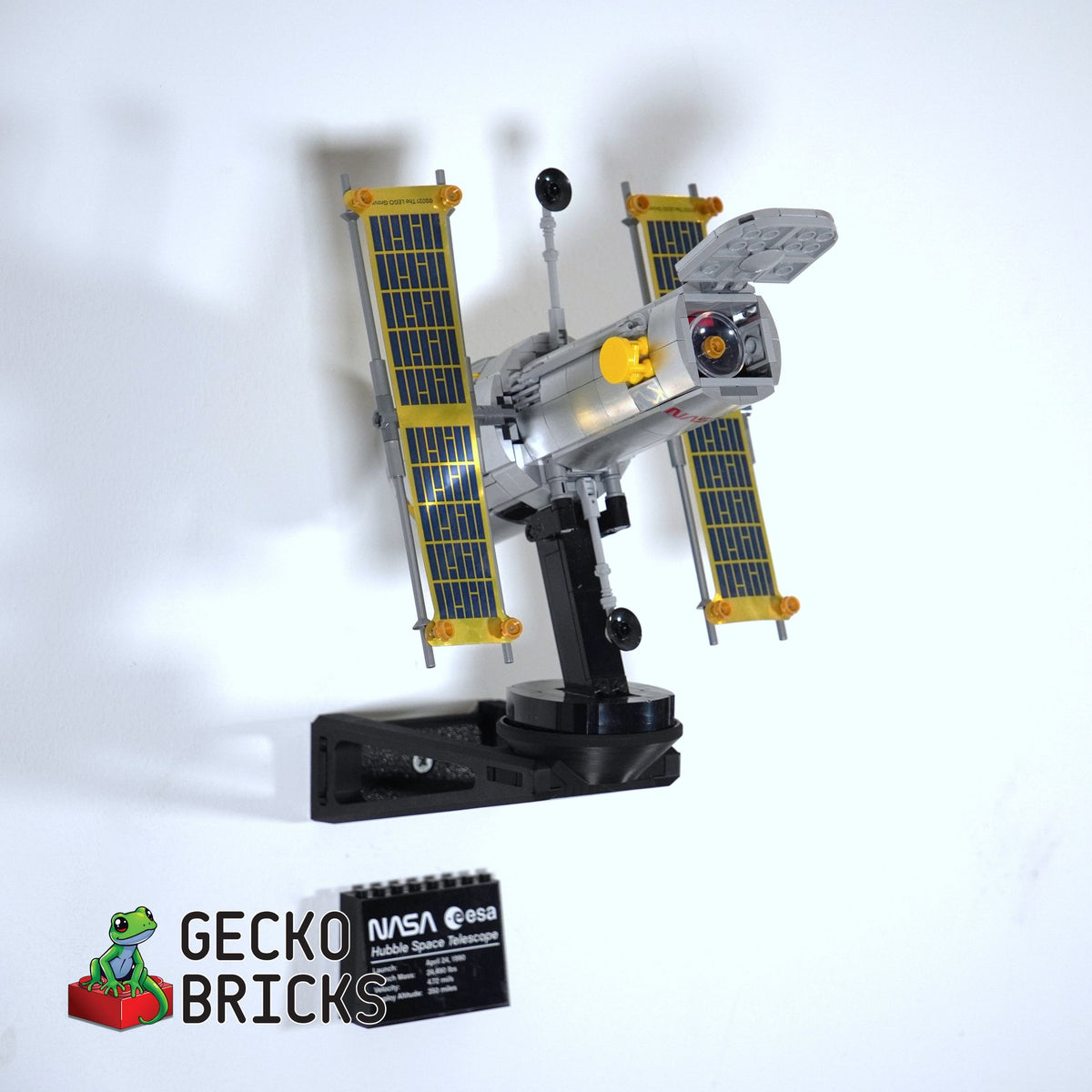 LEGO® Icons NASA Hubble Ruimtetelescoop 10283 zwevend aan de muur met premium wandbeugel - aanzicht 2