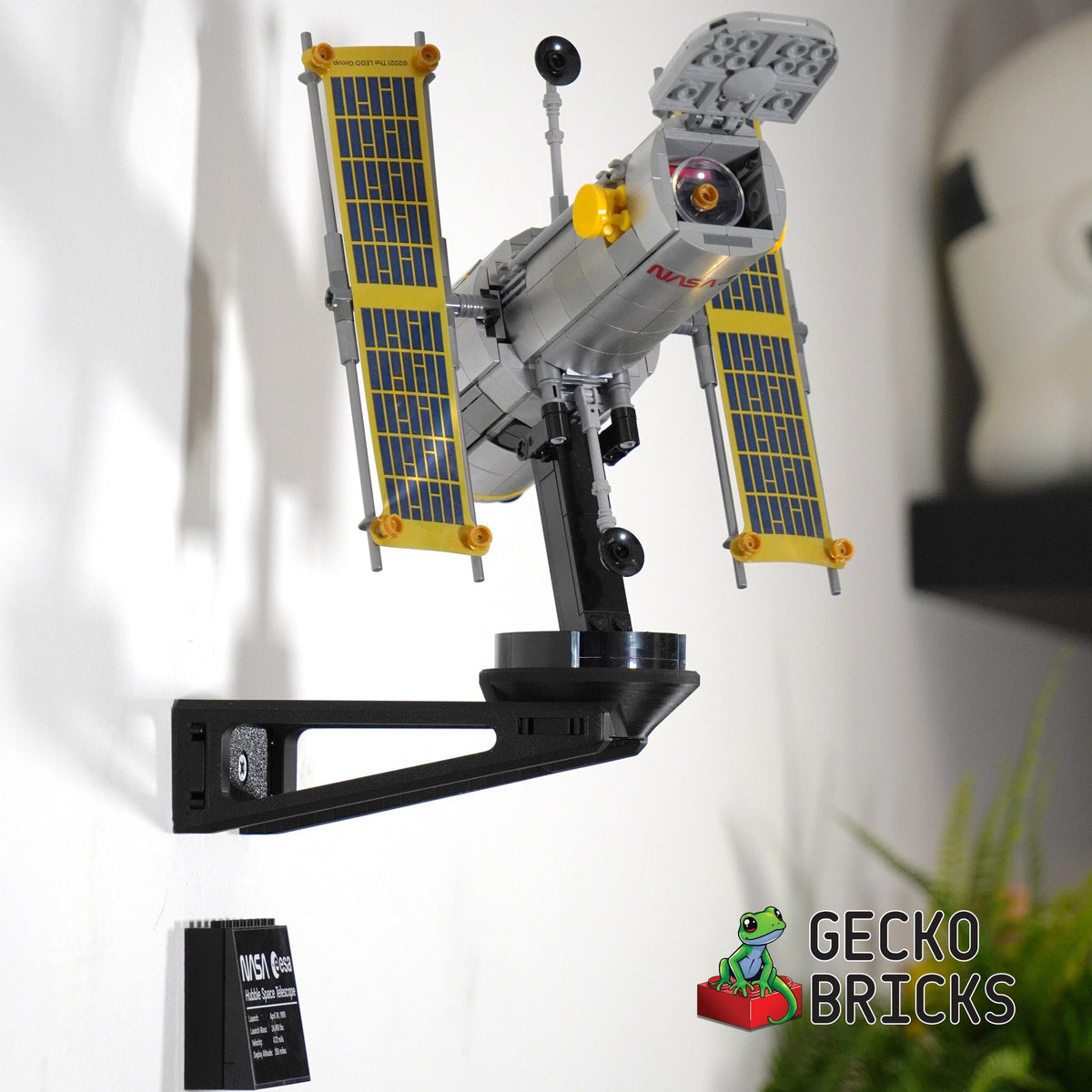 LEGO® Icons NASA Hubble Ruimtetelescoop 10283 zwevend aan de muur met premium wandbeugel - aanzicht 3