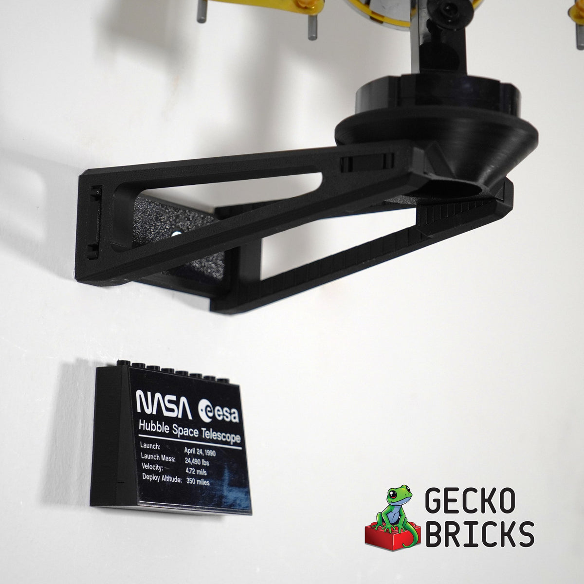 LEGO® Icons NASA Hubble Ruimtetelescoop 10283 zwevend aan de muur met premium wandbeugel - aanzicht 4