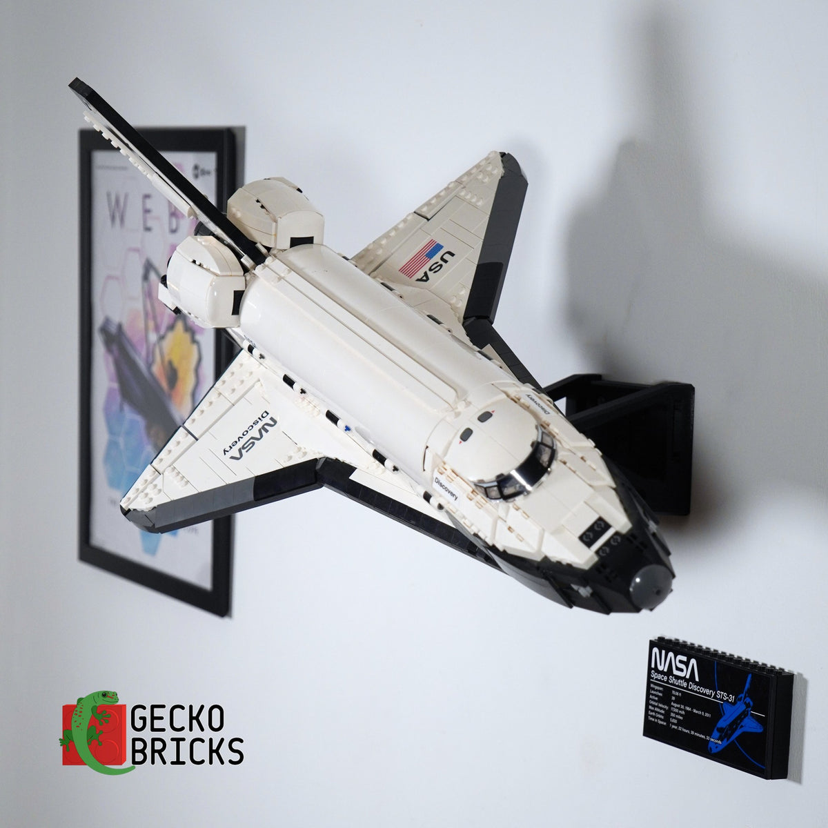LEGO® Icons NASA Space Shuttle Discovery 10283 aan de muur met premium wandbeugel - vooraanzicht