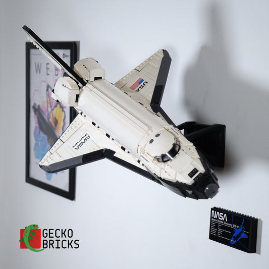 LEGO® Icons NASA Space Shuttle Discovery 10283 aan de muur met premium wandbeugel - vooraanzicht