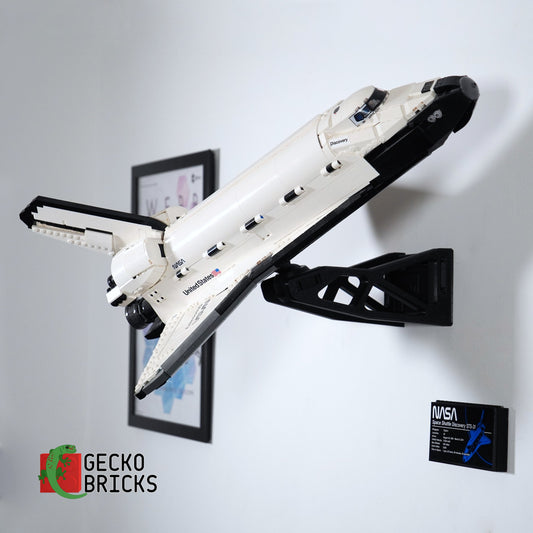LEGO® Icons NASA Space Shuttle Discovery 10283 zwevend aan de muur met premium wandbeugel - aanzicht 2