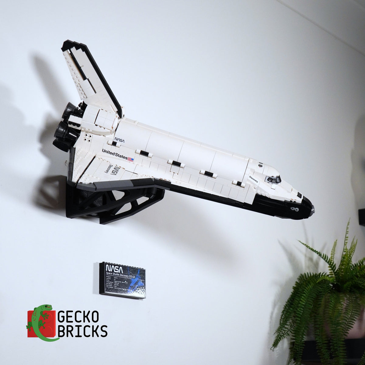 LEGO® Icons NASA Space Shuttle Discovery 10283 zwevend aan de muur met premium wandbeugel - aanzicht 3
