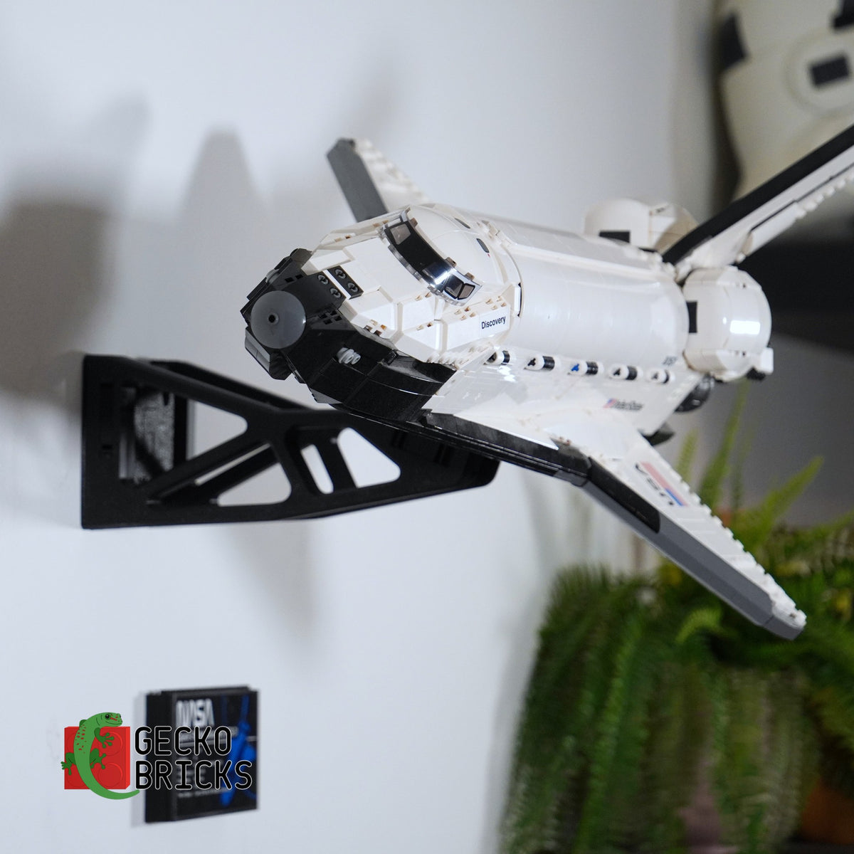 LEGO® Icons NASA Space Shuttle Discovery 10283 zwevend aan de muur met premium wandbeugel - aanzicht 4