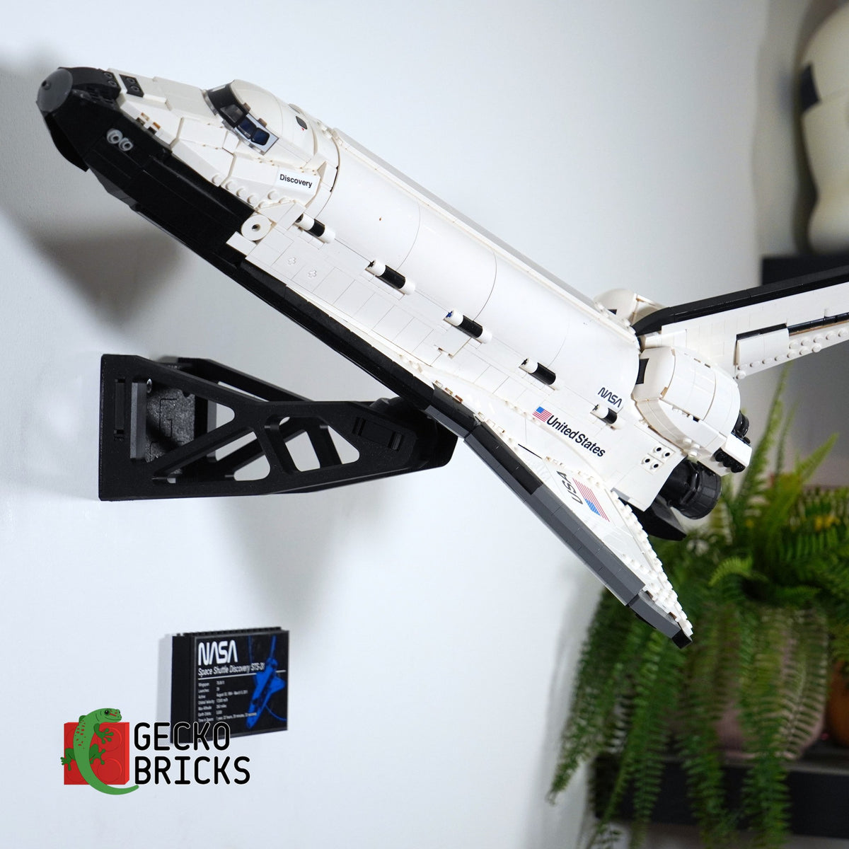LEGO® Icons NASA Space Shuttle Discovery 10283 zwevend aan de muur met premium wandbeugel - aanzicht 5