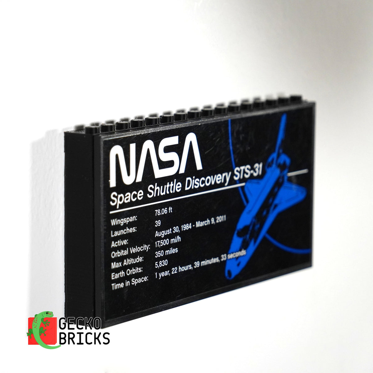 LEGO® Icons NASA Space Shuttle Discovery 10283 zwevend aan de muur met premium wandbeugel - aanzicht 8
