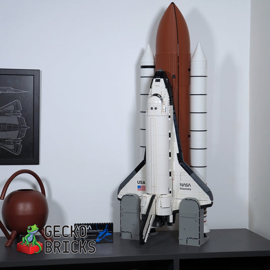 LEGO® Icons NASA Space Shuttle Discovery Booster-uitbreiding 10283 aan de muur met premium wandbeugel - vooraanzicht