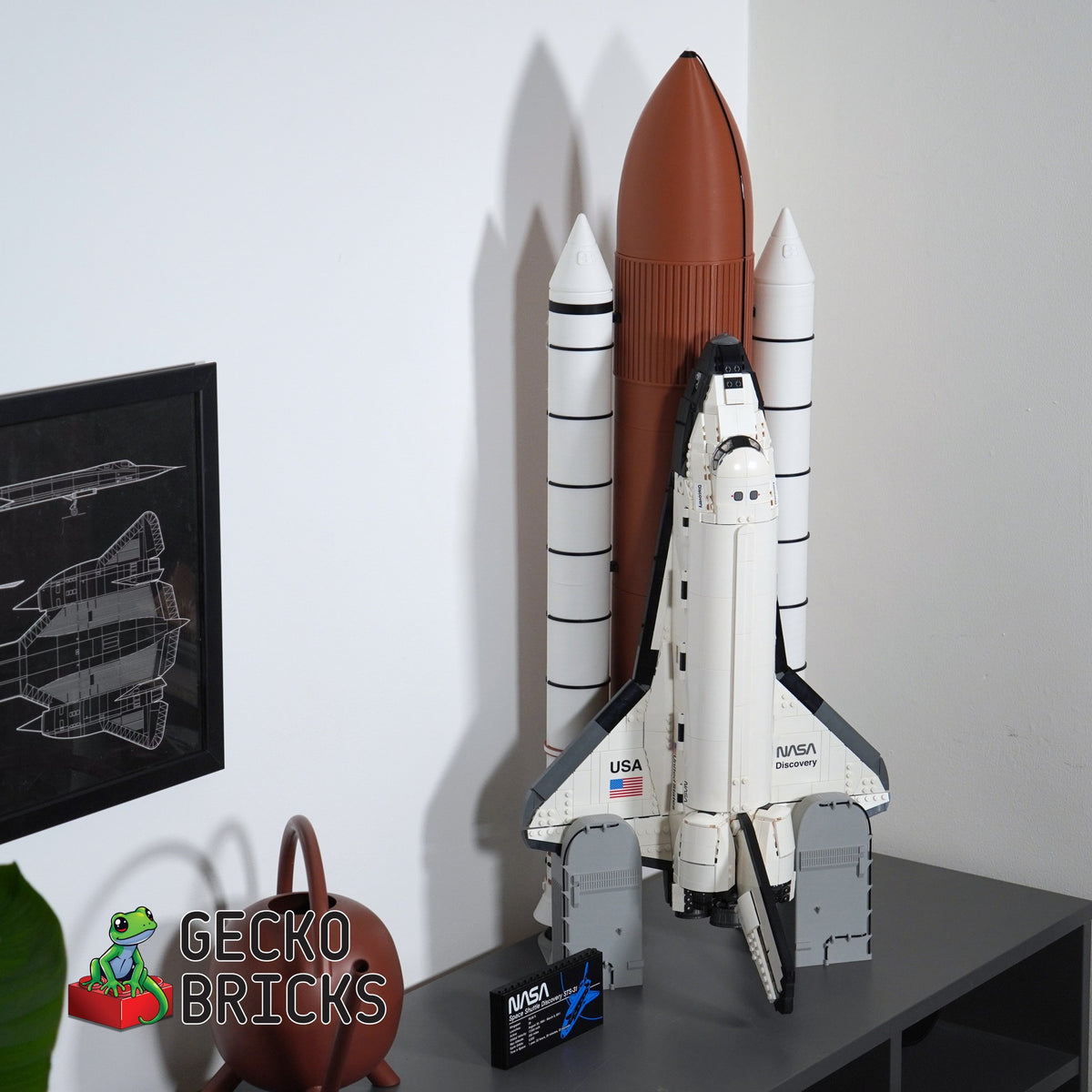LEGO® Icons NASA Space Shuttle Discovery Booster-uitbreiding 10283 zwevend aan de muur met premium wandbeugel - aanzicht 2