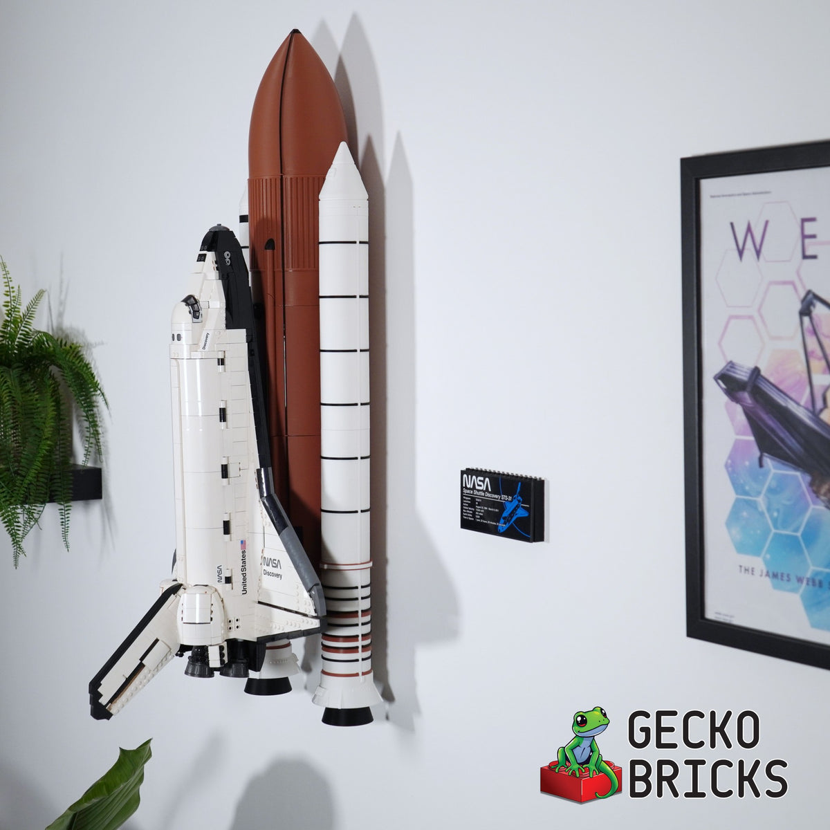 LEGO® Icons NASA Space Shuttle Discovery Booster-uitbreiding 10283 zwevend aan de muur met premium wandbeugel - aanzicht 3