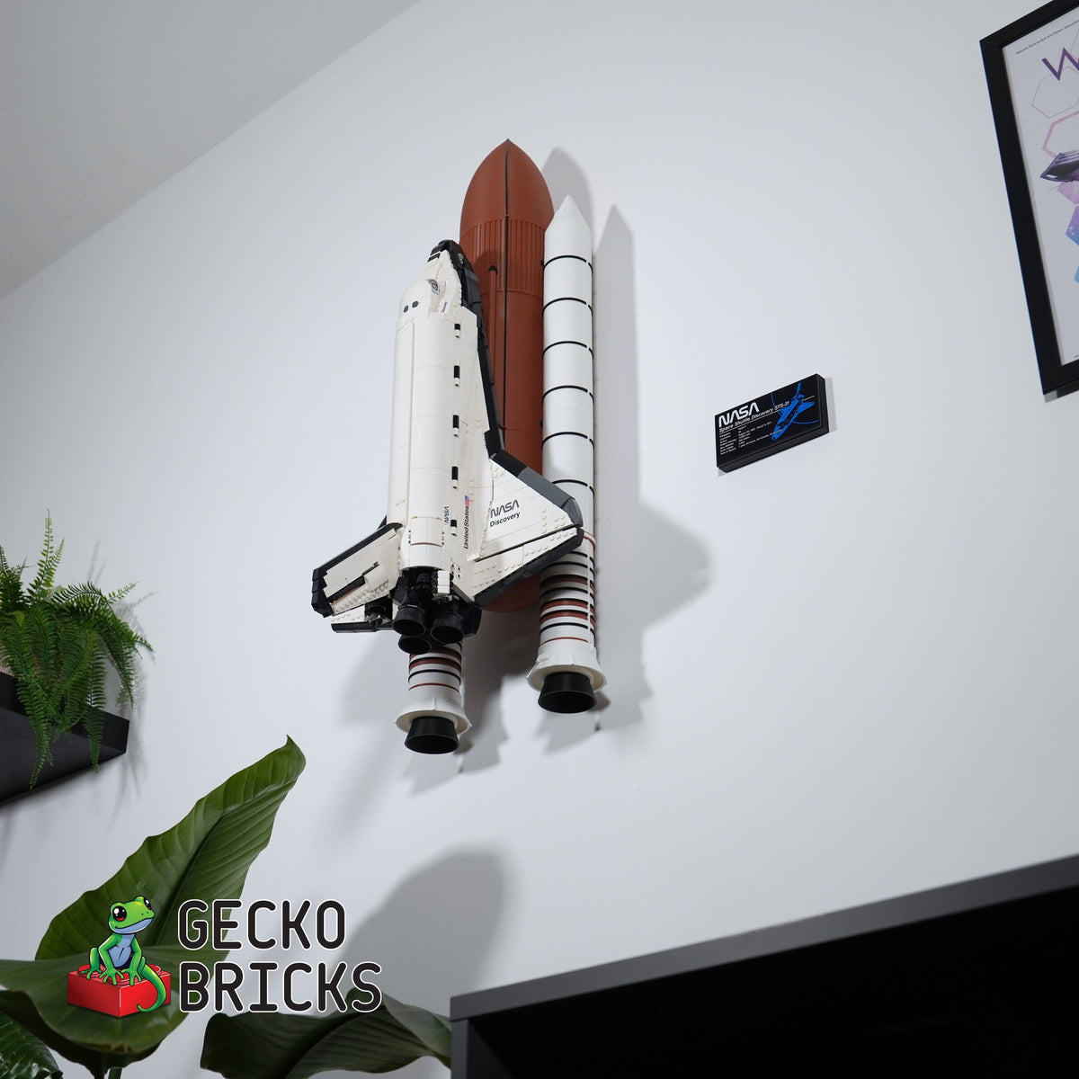LEGO® Icons NASA Space Shuttle Discovery Booster-uitbreiding 10283 zwevend aan de muur met premium wandbeugel - aanzicht 4