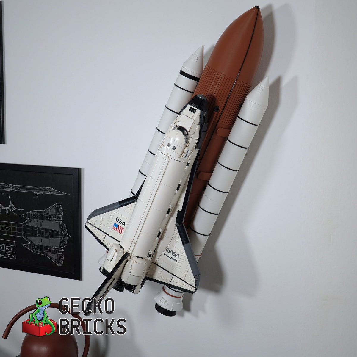 LEGO® Icons NASA Space Shuttle Discovery Booster-uitbreiding 10283 zwevend aan de muur met premium wandbeugel - aanzicht 5
