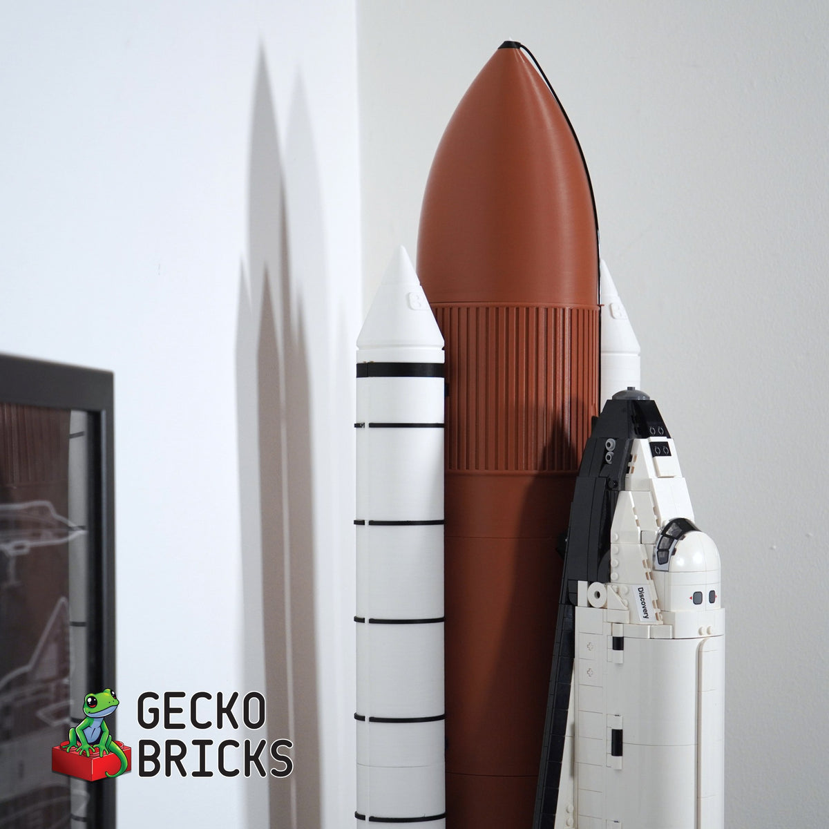 LEGO® Icons NASA Space Shuttle Discovery Booster-uitbreiding 10283 zwevend aan de muur met premium wandbeugel - aanzicht 6