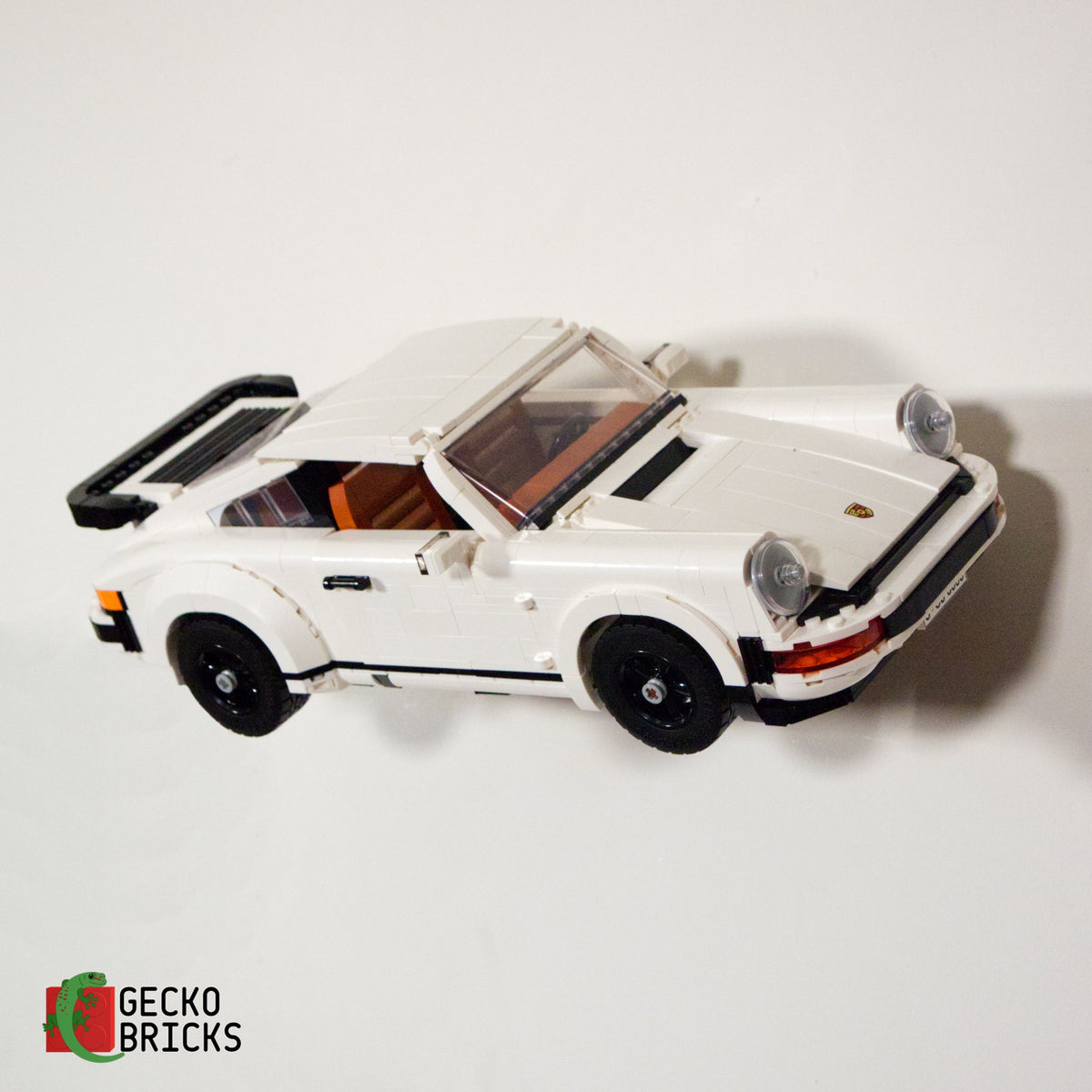 LEGO® Icons Porsche 911 10295 aan de muur met premium wandbeugel - vooraanzicht