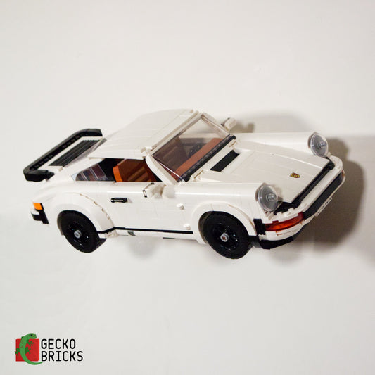 LEGO® Icons Porsche 911 10295 aan de muur met premium wandbeugel - vooraanzicht