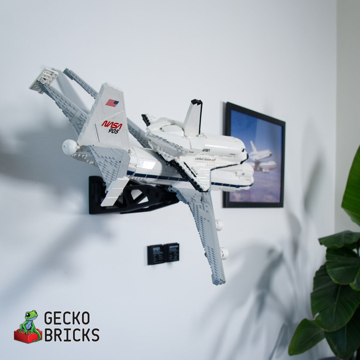 LEGO® Icons Shuttle Carrier Aircraft 10360 aan de muur met premium wandbeugel - vooraanzicht