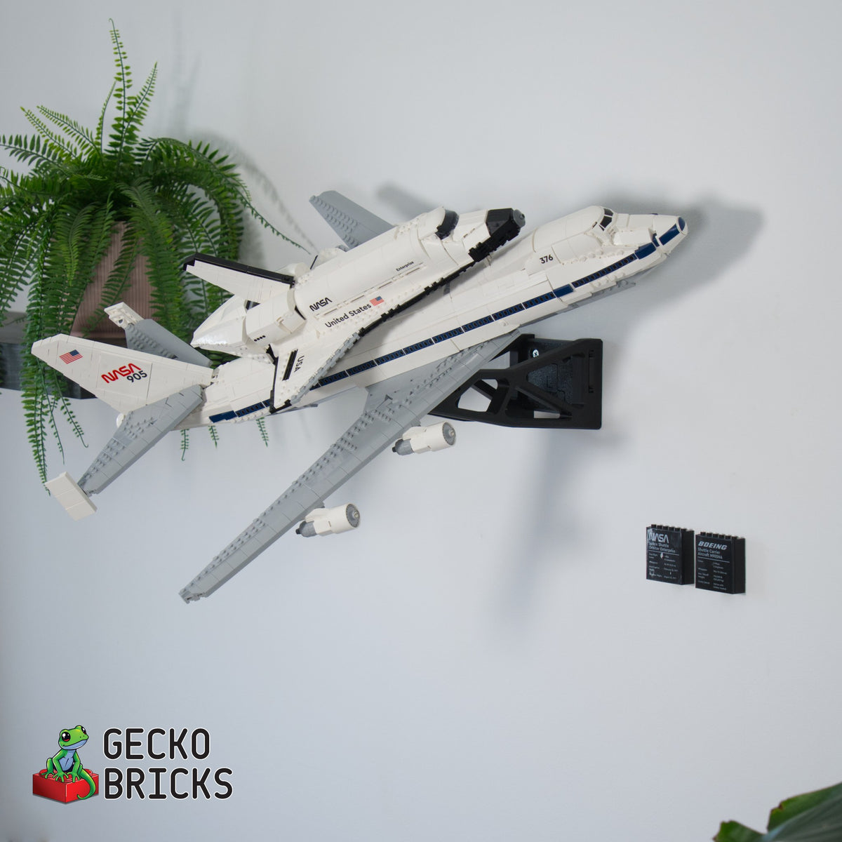 LEGO® Icons Shuttle Carrier Aircraft 10360 zwevend aan de muur met premium wandbeugel - aanzicht 3